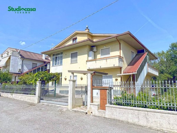 casa indipendente in vendita a Basciano