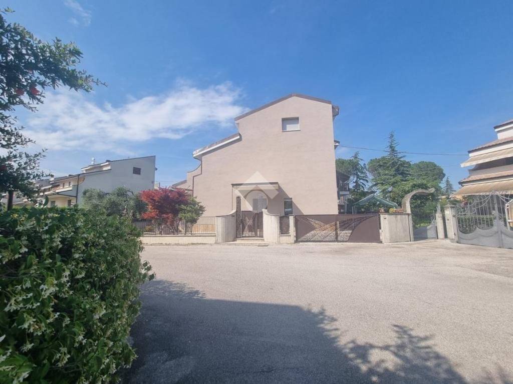 casa indipendente in vendita a Basciano