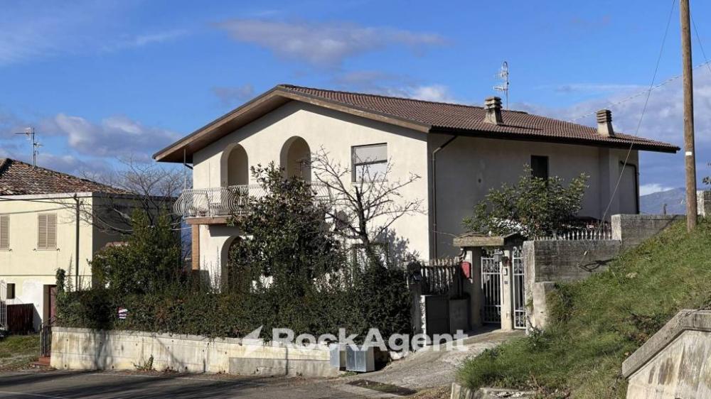 casa indipendente in vendita a Basciano in zona Feudo