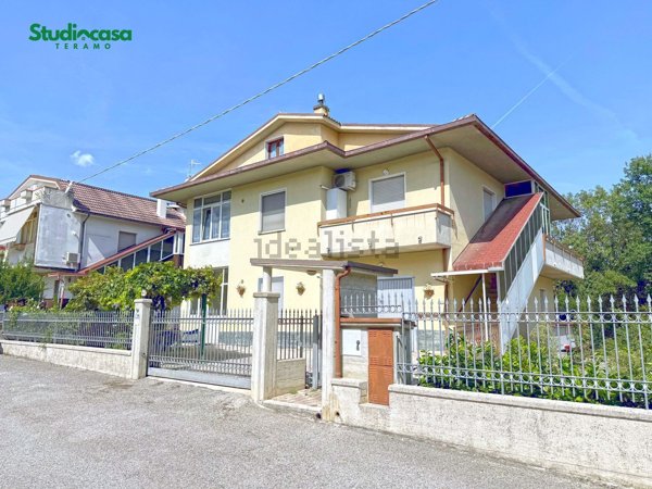 casa indipendente in vendita a Basciano