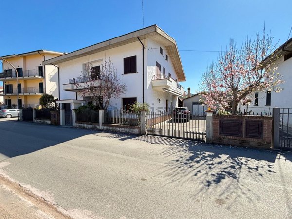 casa indipendente in vendita a Basciano