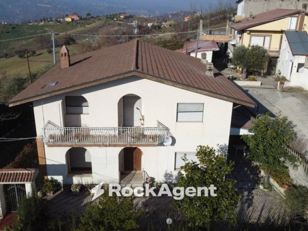 casa indipendente in vendita a Basciano in zona Feudo