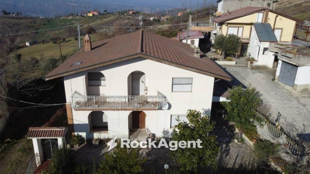 casa indipendente in vendita a Basciano in zona Feudo