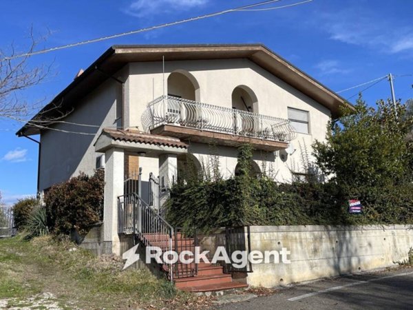 casa indipendente in vendita a Basciano in zona Feudo