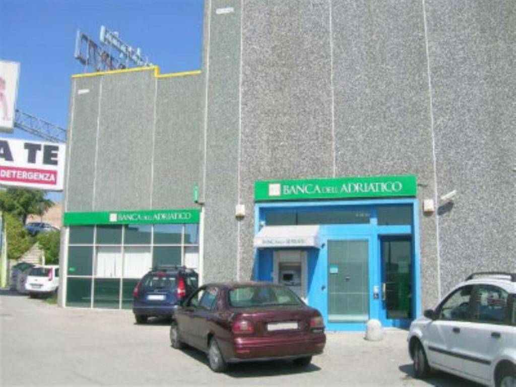 locale commerciale in vendita a Bellante in zona Bellante Stazione