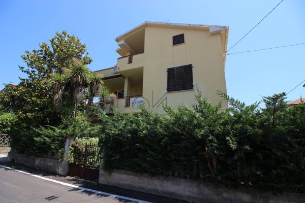 casa indipendente in vendita a Bellante