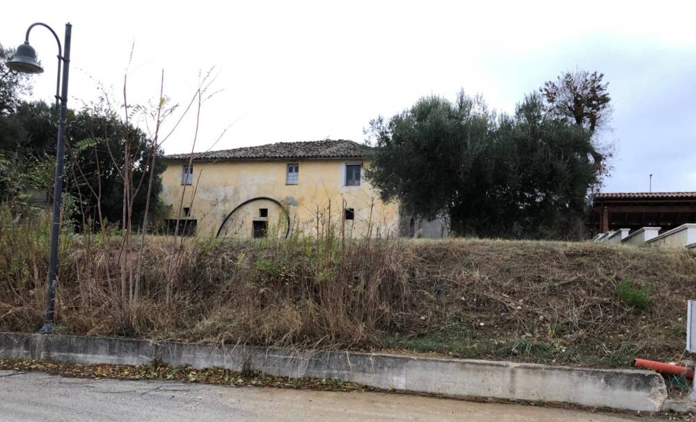 casa indipendente in vendita a Bellante in zona Ripattoni