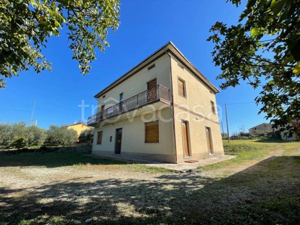 casa indipendente in vendita a Bellante in zona Chiareto