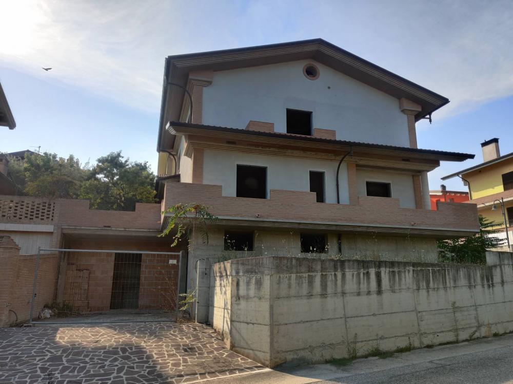 casa indipendente in vendita a Bellante in zona Ripattoni
