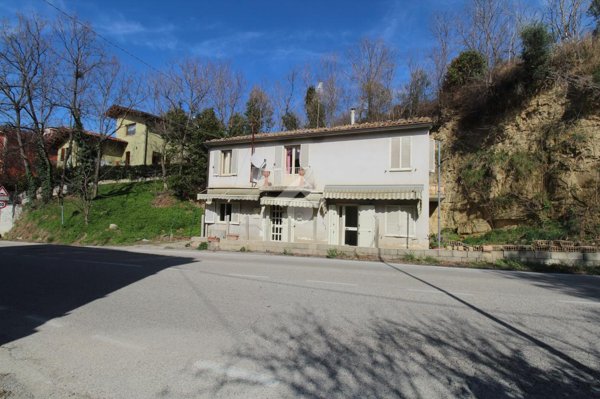 casa indipendente in vendita a Bellante