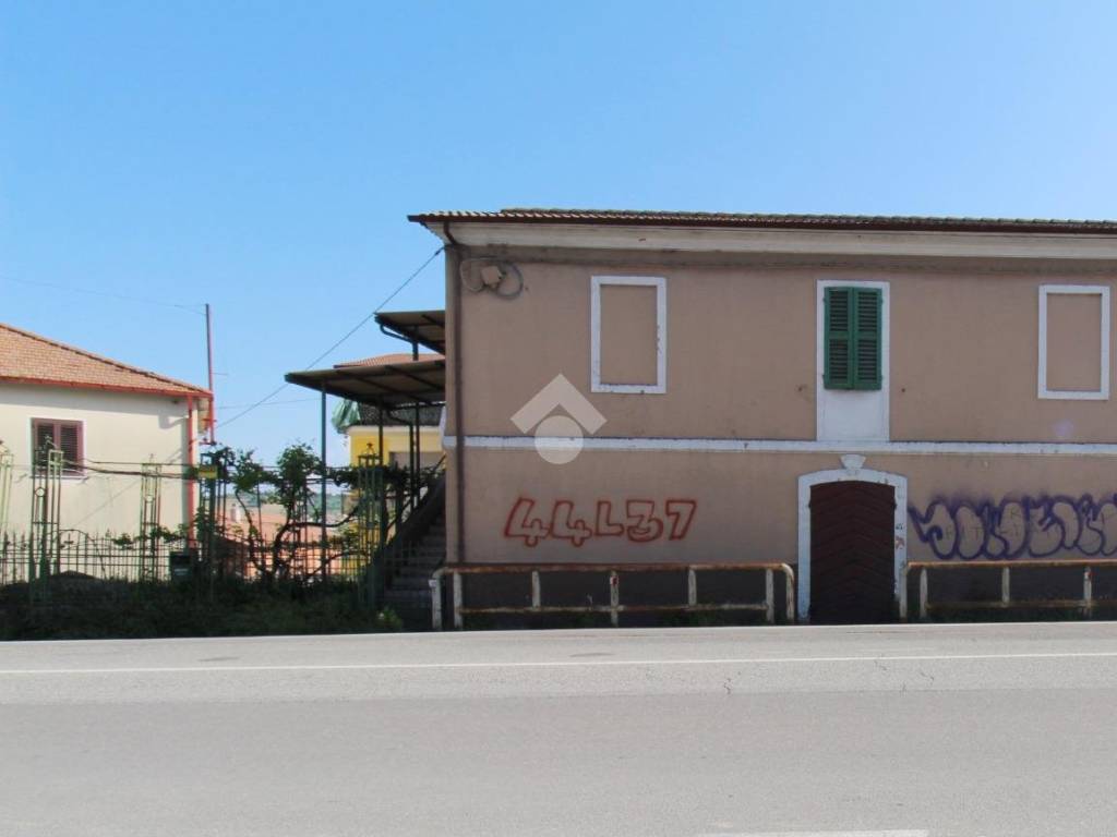 casa indipendente in vendita a Bellante in zona Bellante Stazione
