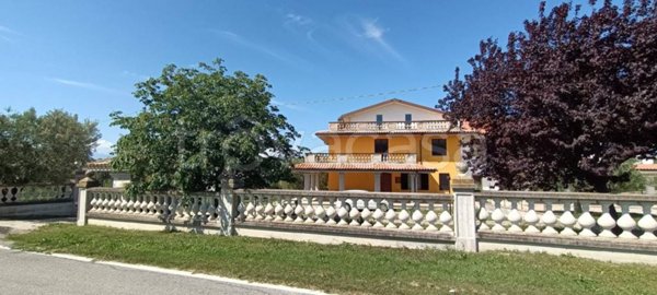 casa indipendente in vendita a Bellante