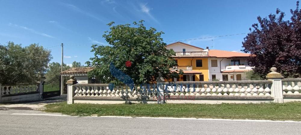 casa indipendente in vendita a Bellante