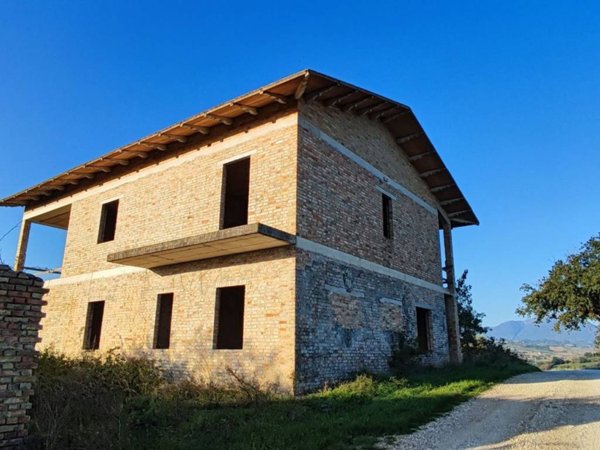 casa indipendente in vendita a Bellante in zona Collerenti