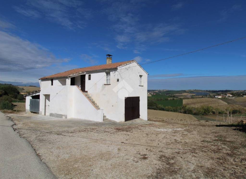 casa indipendente in vendita a Bellante in zona Sant'Arcangelo