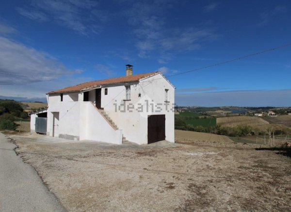 casa indipendente in vendita a Bellante in zona Sant'Arcangelo