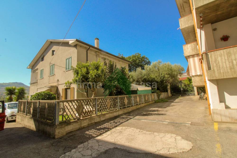casa indipendente in vendita a Bellante in zona Bellante Stazione