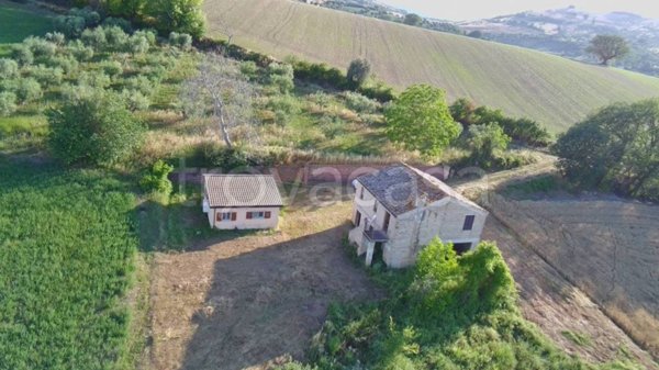 casa indipendente in vendita a Bellante