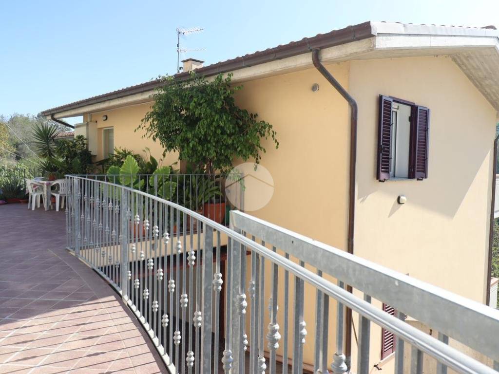 casa indipendente in vendita a Bellante