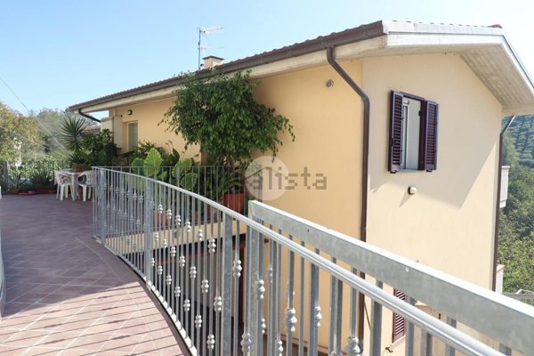 casa indipendente in vendita a Bellante