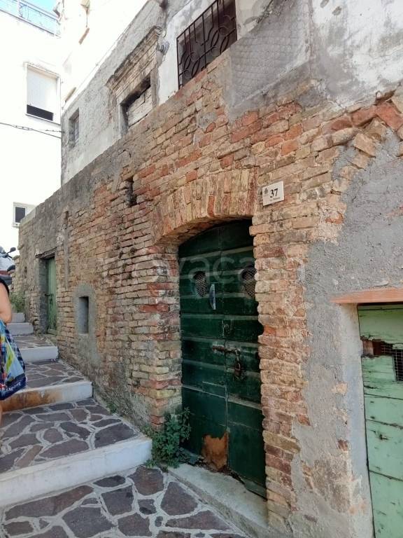casa indipendente in vendita a Bellante