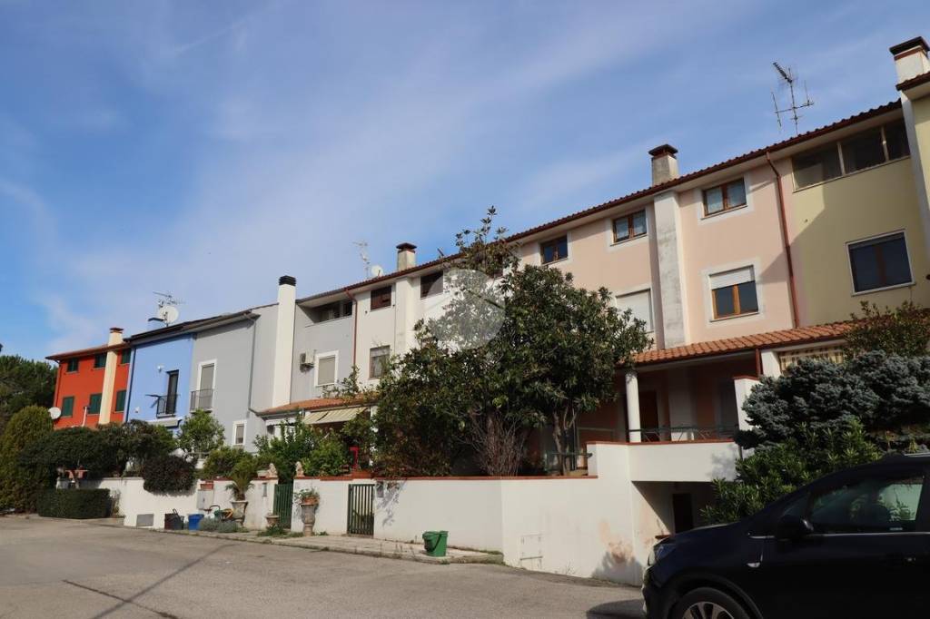 casa indipendente in vendita a Bellante in zona Bellante Stazione