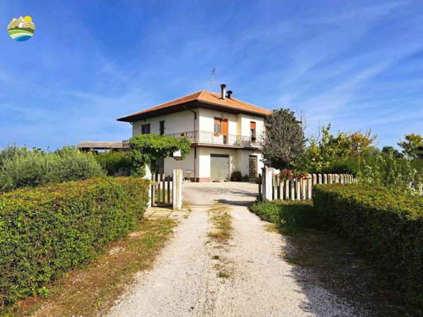 casa indipendente in vendita a Bellante
