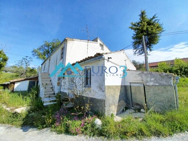casa indipendente in vendita a Bellante