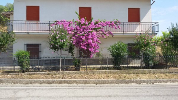 casa indipendente in vendita a Bellante in zona Chiareto