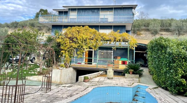 casa indipendente in vendita a Bellante