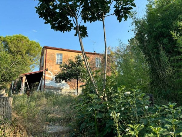 casa indipendente in vendita a Bellante