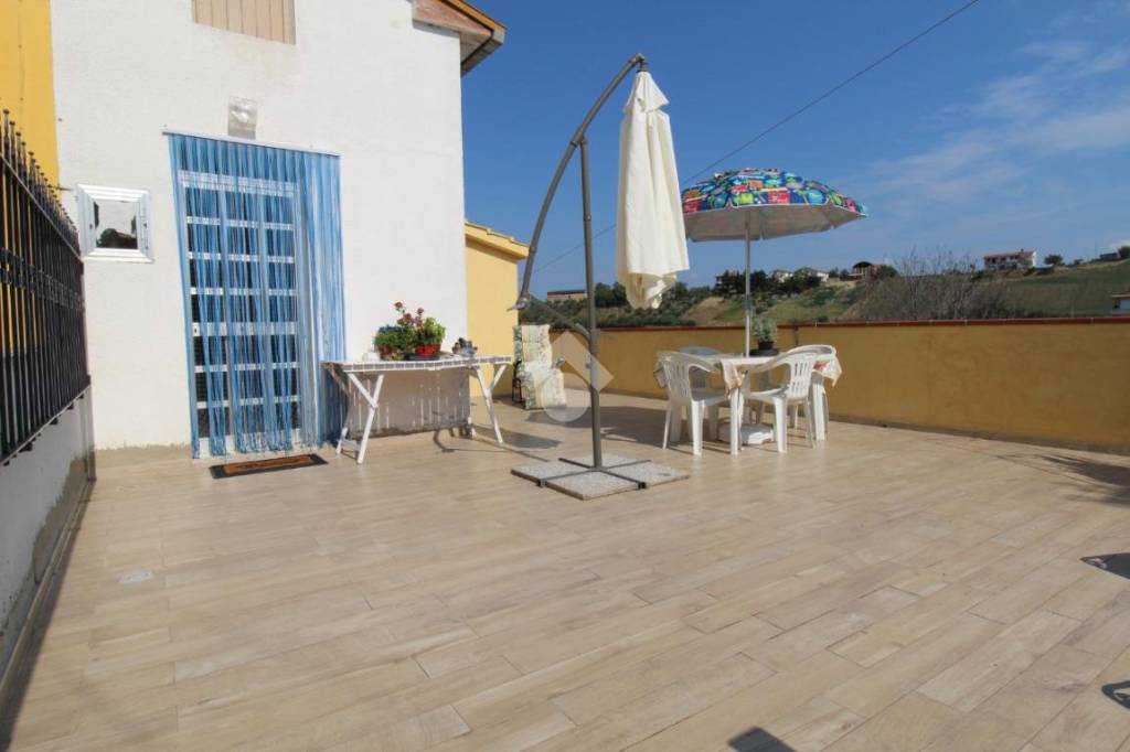 casa indipendente in vendita a Bellante