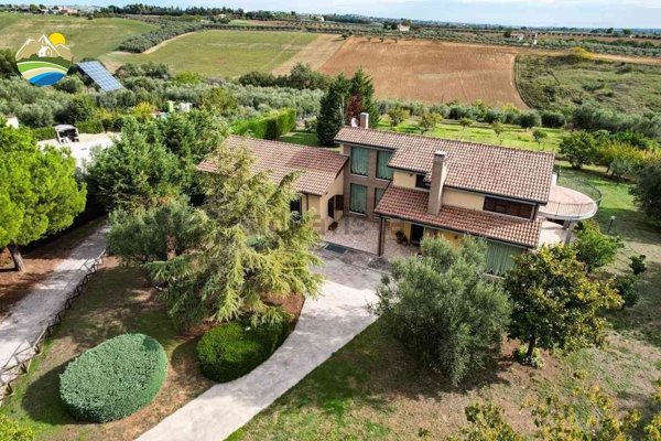 casa indipendente in vendita a Bellante