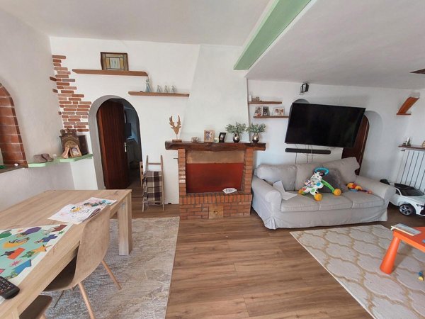 casa indipendente in vendita a Bellante in zona Penna alta
