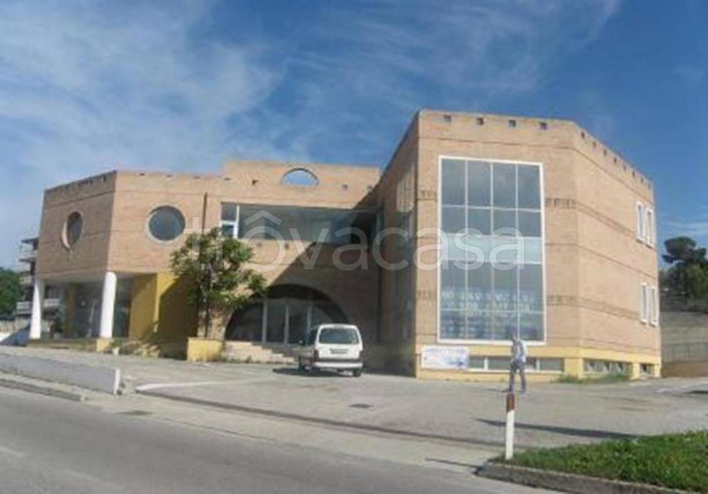 negozio in vendita a Bellante in zona Bellante Stazione