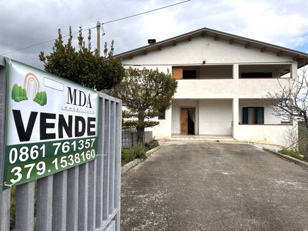 casa indipendente in vendita a Bellante
