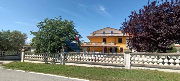 casa indipendente in vendita a Bellante