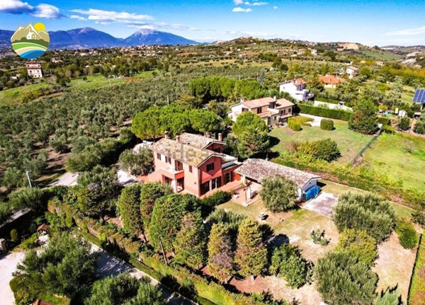 casa indipendente in vendita a Bellante