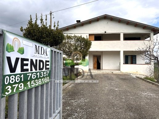 casa indipendente in vendita a Bellante in zona Sant'Arcangelo