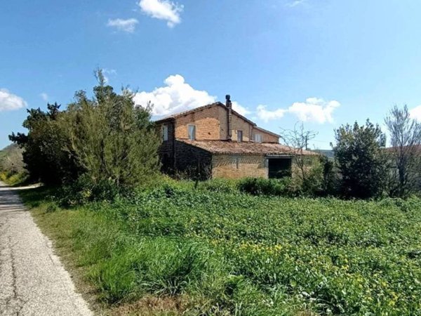 casa indipendente in vendita a Bellante