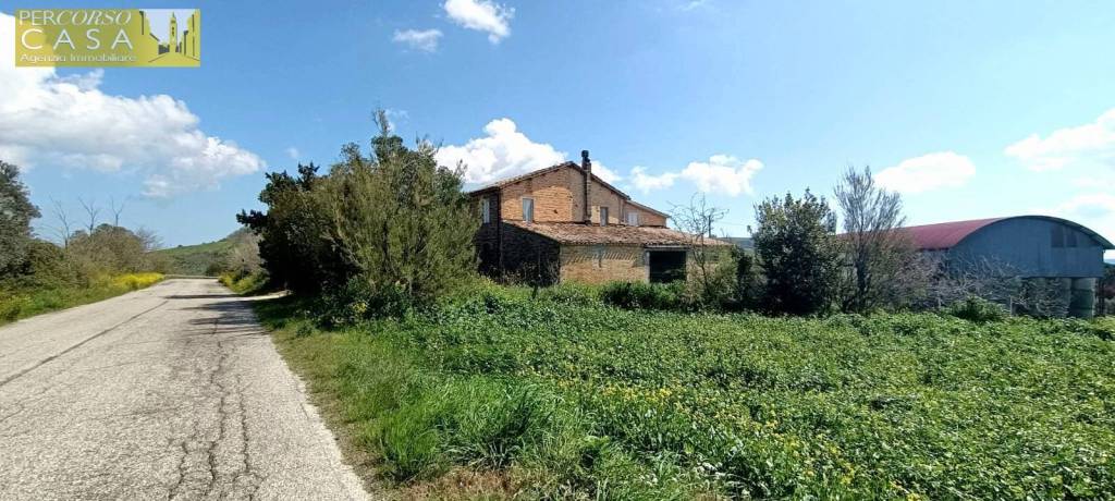 casa indipendente in vendita a Bellante