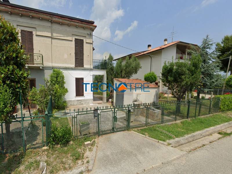 casa indipendente in vendita a Bellante