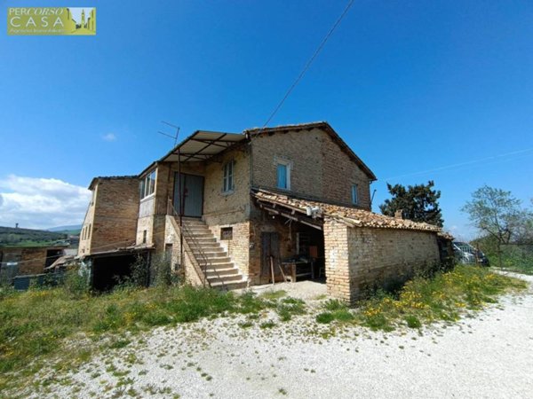 casa indipendente in vendita a Bellante