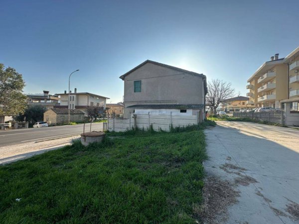 casa indipendente in vendita a Bellante in zona Bellante Stazione