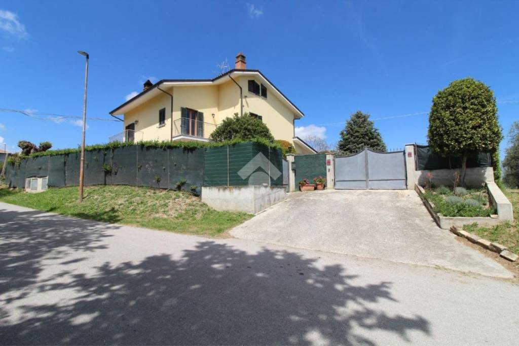 casa indipendente in vendita a Bellante in zona Chiareto