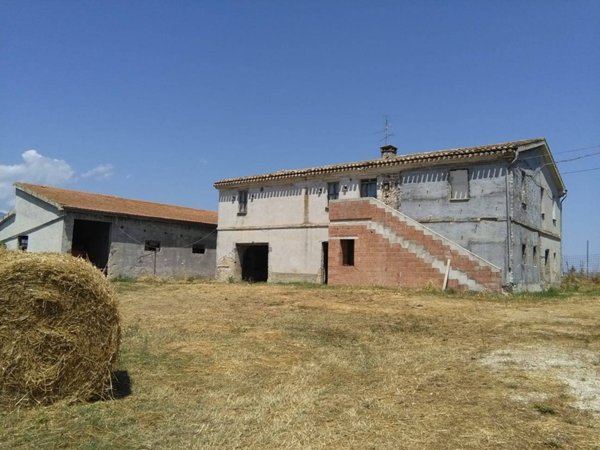 casa indipendente in vendita a Bellante