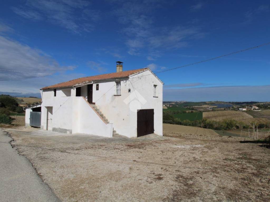 casa indipendente in vendita a Bellante in zona Sant'Arcangelo