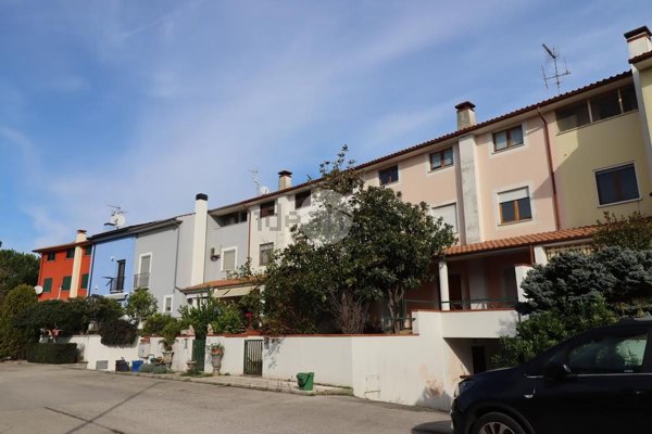 casa indipendente in vendita a Bellante in zona Bellante Stazione