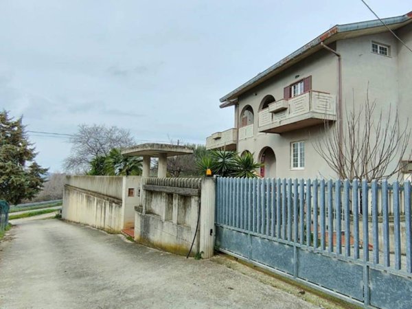 casa indipendente in vendita a Bellante