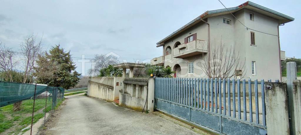 casa indipendente in vendita a Bellante